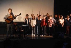 Saint-Maurice-de-Lignon : Nans Vincent sur scène avec les CM2 de l&#039;école publique