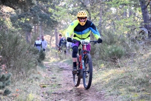 Dorian Sigaud au-dessus du lot sur l&#039;enduro VTT des Salamandres à Chaspinhac