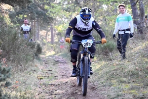 Dorian Sigaud au-dessus du lot sur l&#039;enduro VTT des Salamandres à Chaspinhac