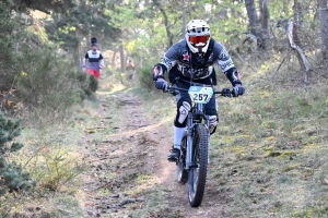 Dorian Sigaud au-dessus du lot sur l&#039;enduro VTT des Salamandres à Chaspinhac