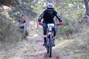 Dorian Sigaud au-dessus du lot sur l&#039;enduro VTT des Salamandres à Chaspinhac