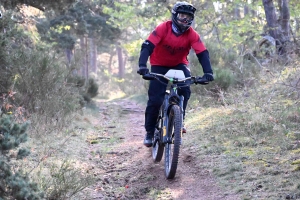 Dorian Sigaud au-dessus du lot sur l&#039;enduro VTT des Salamandres à Chaspinhac