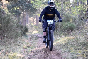 Dorian Sigaud au-dessus du lot sur l&#039;enduro VTT des Salamandres à Chaspinhac