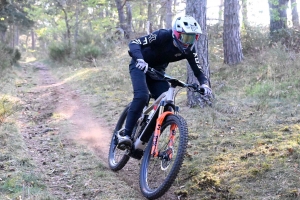 Dorian Sigaud au-dessus du lot sur l&#039;enduro VTT des Salamandres à Chaspinhac