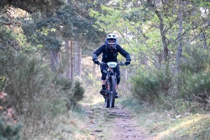 Dorian Sigaud au-dessus du lot sur l&#039;enduro VTT des Salamandres à Chaspinhac