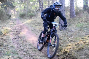 Dorian Sigaud au-dessus du lot sur l&#039;enduro VTT des Salamandres à Chaspinhac