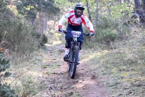 Dorian Sigaud au-dessus du lot sur l&#039;enduro VTT des Salamandres à Chaspinhac