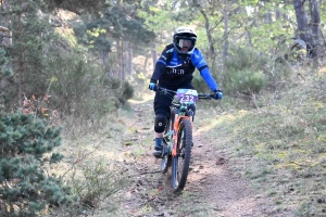 Dorian Sigaud au-dessus du lot sur l&#039;enduro VTT des Salamandres à Chaspinhac