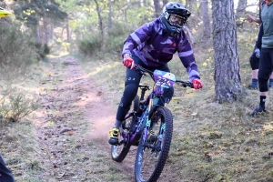 Dorian Sigaud au-dessus du lot sur l&#039;enduro VTT des Salamandres à Chaspinhac