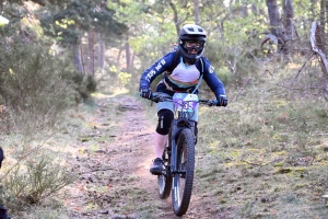 Dorian Sigaud au-dessus du lot sur l&#039;enduro VTT des Salamandres à Chaspinhac