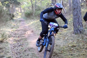 Dorian Sigaud au-dessus du lot sur l&#039;enduro VTT des Salamandres à Chaspinhac