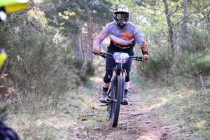 Dorian Sigaud au-dessus du lot sur l&#039;enduro VTT des Salamandres à Chaspinhac