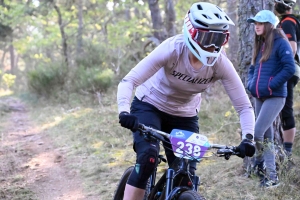 Dorian Sigaud au-dessus du lot sur l&#039;enduro VTT des Salamandres à Chaspinhac