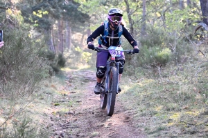 Dorian Sigaud au-dessus du lot sur l&#039;enduro VTT des Salamandres à Chaspinhac