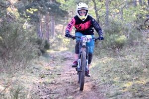 Dorian Sigaud au-dessus du lot sur l&#039;enduro VTT des Salamandres à Chaspinhac