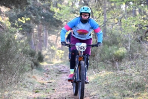 Dorian Sigaud au-dessus du lot sur l&#039;enduro VTT des Salamandres à Chaspinhac