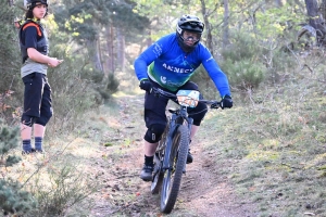 Dorian Sigaud au-dessus du lot sur l&#039;enduro VTT des Salamandres à Chaspinhac