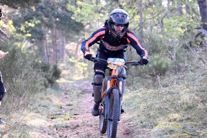 Dorian Sigaud au-dessus du lot sur l&#039;enduro VTT des Salamandres à Chaspinhac