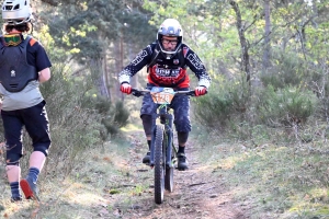 Dorian Sigaud au-dessus du lot sur l&#039;enduro VTT des Salamandres à Chaspinhac