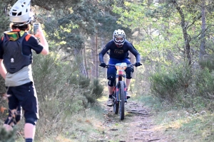 Dorian Sigaud au-dessus du lot sur l&#039;enduro VTT des Salamandres à Chaspinhac