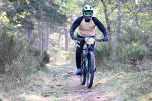 Dorian Sigaud au-dessus du lot sur l&#039;enduro VTT des Salamandres à Chaspinhac