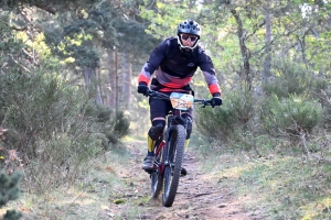 Dorian Sigaud au-dessus du lot sur l&#039;enduro VTT des Salamandres à Chaspinhac