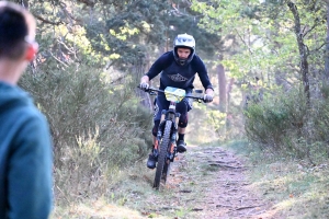 Dorian Sigaud au-dessus du lot sur l&#039;enduro VTT des Salamandres à Chaspinhac