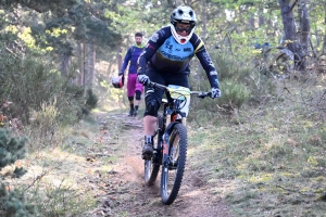 Dorian Sigaud au-dessus du lot sur l&#039;enduro VTT des Salamandres à Chaspinhac