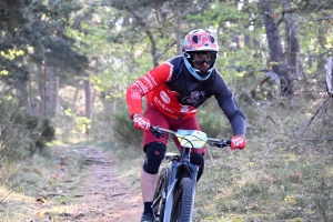 Dorian Sigaud au-dessus du lot sur l&#039;enduro VTT des Salamandres à Chaspinhac