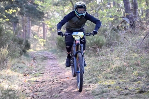 Dorian Sigaud au-dessus du lot sur l&#039;enduro VTT des Salamandres à Chaspinhac