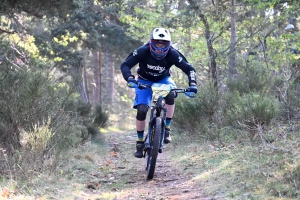 Dorian Sigaud au-dessus du lot sur l&#039;enduro VTT des Salamandres à Chaspinhac