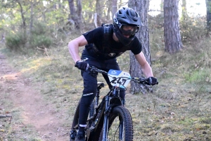 Dorian Sigaud au-dessus du lot sur l&#039;enduro VTT des Salamandres à Chaspinhac