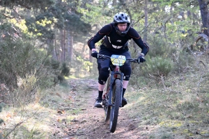 Dorian Sigaud au-dessus du lot sur l&#039;enduro VTT des Salamandres à Chaspinhac