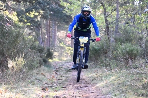 Dorian Sigaud au-dessus du lot sur l&#039;enduro VTT des Salamandres à Chaspinhac