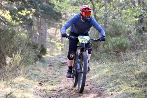 Dorian Sigaud au-dessus du lot sur l&#039;enduro VTT des Salamandres à Chaspinhac