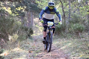 Dorian Sigaud au-dessus du lot sur l&#039;enduro VTT des Salamandres à Chaspinhac