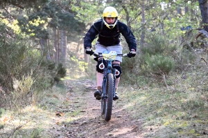 Dorian Sigaud au-dessus du lot sur l&#039;enduro VTT des Salamandres à Chaspinhac