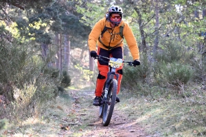 Dorian Sigaud au-dessus du lot sur l&#039;enduro VTT des Salamandres à Chaspinhac