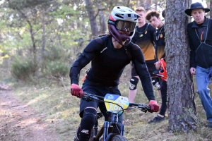 Dorian Sigaud au-dessus du lot sur l&#039;enduro VTT des Salamandres à Chaspinhac