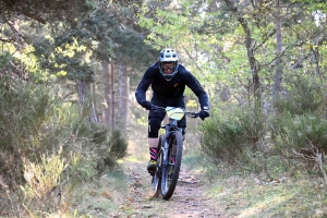 Dorian Sigaud au-dessus du lot sur l&#039;enduro VTT des Salamandres à Chaspinhac