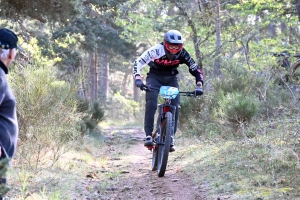 Dorian Sigaud au-dessus du lot sur l&#039;enduro VTT des Salamandres à Chaspinhac