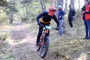 Dorian Sigaud au-dessus du lot sur l&#039;enduro VTT des Salamandres à Chaspinhac