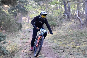 Dorian Sigaud au-dessus du lot sur l&#039;enduro VTT des Salamandres à Chaspinhac