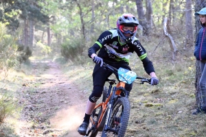 Dorian Sigaud au-dessus du lot sur l&#039;enduro VTT des Salamandres à Chaspinhac