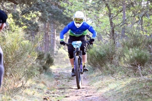 Dorian Sigaud au-dessus du lot sur l&#039;enduro VTT des Salamandres à Chaspinhac