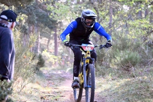 Dorian Sigaud au-dessus du lot sur l&#039;enduro VTT des Salamandres à Chaspinhac