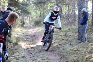 Dorian Sigaud au-dessus du lot sur l&#039;enduro VTT des Salamandres à Chaspinhac