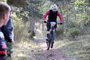 Dorian Sigaud au-dessus du lot sur l&#039;enduro VTT des Salamandres à Chaspinhac