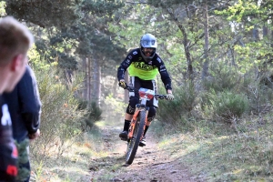 Dorian Sigaud au-dessus du lot sur l&#039;enduro VTT des Salamandres à Chaspinhac