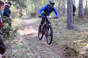 Dorian Sigaud au-dessus du lot sur l&#039;enduro VTT des Salamandres à Chaspinhac